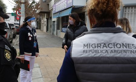 Dicha tarea se lleva a cabo de manera conjunta entre los Ministerios provinciales de Seguridad y Salud; la Secretaría de Protección Civil; y la Dirección Nacional de Migraciones con sede en la ciudad de Rosario. Dicha tarea se lleva a cabo de manera conjunta entre los Ministerios provinciales de Seguridad y Salud; la Secretaría de Protección Civil; y la Dirección Nacional de Migraciones con sede en la ciudad de Rosario.