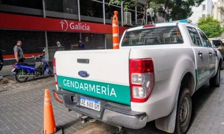 Gendarmería Nacional allanó una sucursal bancaria y un estudio jurídico en el centro de Rosario. Además, montaron un operativo en una fábrica de Alvear. Gendarmería Nacional allanó una sucursal bancaria y un estudio jurídico en el centro de Rosario. Además, montaron un operativo en una fábrica de Alvear.