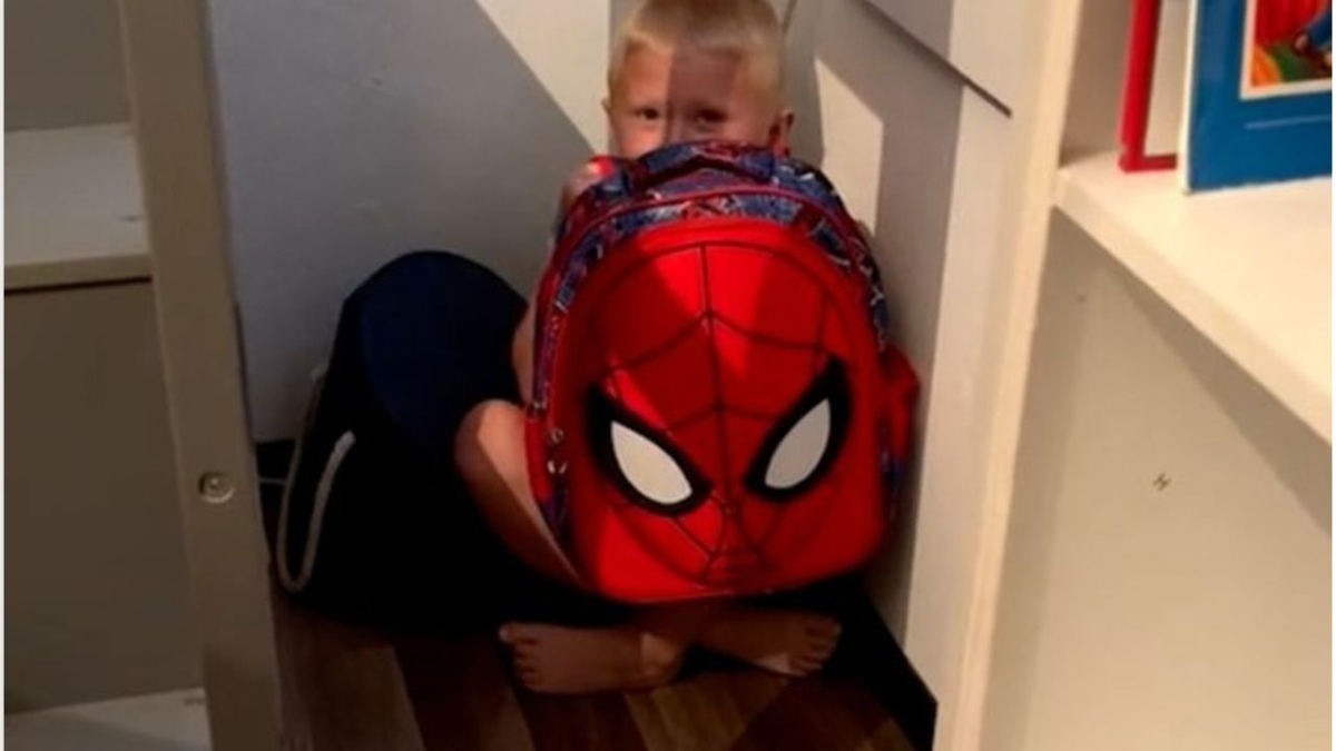 La joven madre muestra como entreno a su hijo frente a un tiroteo en la escuela