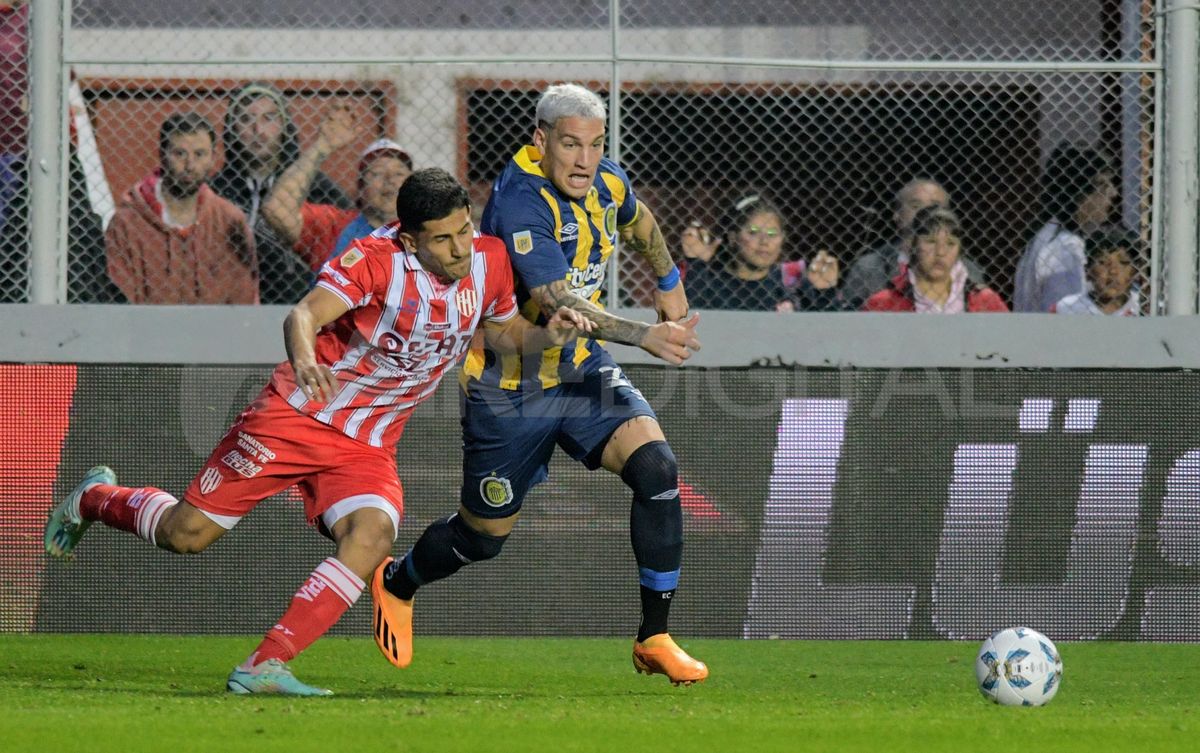 Nicolás Paz disputando el balón frente a Enzo Copetti en los primeros minutos de Unión vs. Rosario Central.