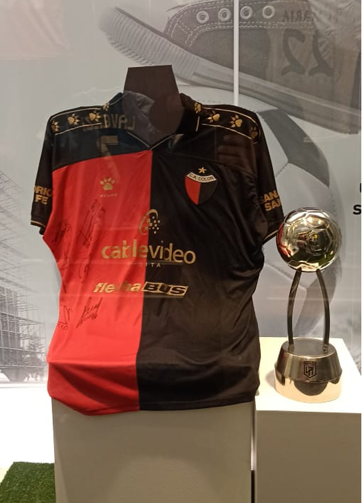 La camiseta de Colón campeón está en el Museo del Deporte Santafesino.