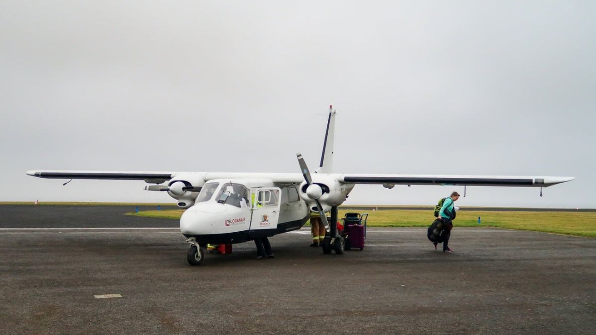 El avión utilizado para cumplir con este servicio es el Britten-Norman BN-2 Islander, de ala alta, con capacidad para ocho pasajeros, impulsado por dos motores Lycoming IO-540-K1B5 de 300 HP cada uno, y cuya velocidad crucero es de 147 nudos (unos 272 km/h). La compañía opera este tramo con dos aeronaves de este tipo, matrículas G-BLDV y G-BPCA.