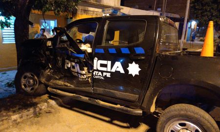 Dos policías chocaron un badén y se incrustaron en un árbol cuando iban a desactivar un evento clandestino Dos policías chocaron un badén y se incrustaron en un árbol cuando iban a desactivar un evento clandestino