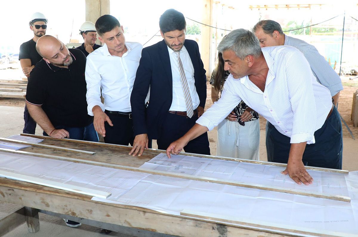 El gobernador Maximiliano Pullaro recorrió las obras del nuevo edificio de la escuela Echeverría junto a funcionarios provinciales y locales.