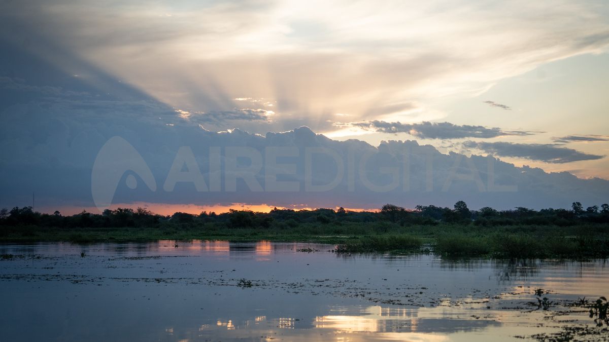 La creciente llenó de agua los arroyos y riachos de la cuenca del río Paraná. La creciente llenó de agua los arroyos y riachos de la cuenca del río Paraná.