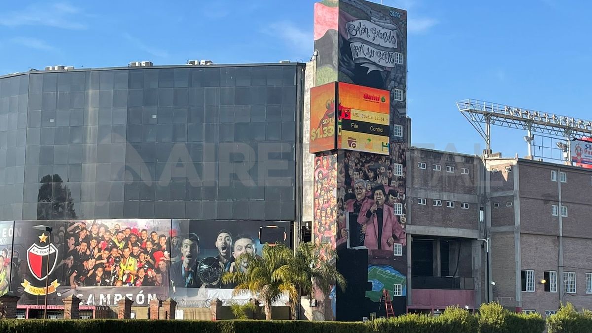 La dirigencia de Colón decidió mandar a tapar el mural de Los Palmeras en la cancha por la foto que se tomó uno de los integrantes de la banda con Germán Lerche