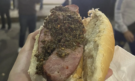 Un inglés publicó en las redes una foto comiendo un choripán en la Bombonera y se viralizó por el precio que pagó Un inglés publicó en las redes una foto comiendo un choripán en la Bombonera y se viralizó por el precio que pagó