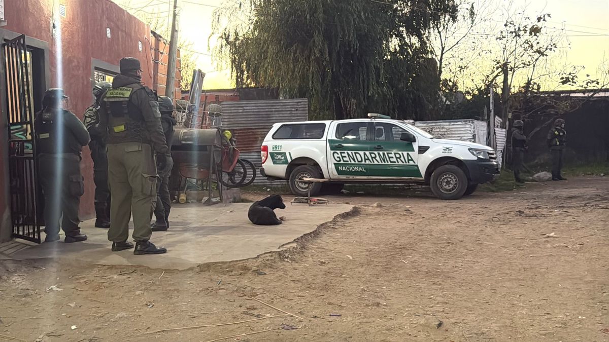 Un importante operativo de fuerzas federales se desarrollaba este viernes por la tarde en distintos puntos de la ciudad de Santa Fe, con múltiples allanamientos simultáneos en los barrios Villa del Parque y Barranquitas Sur.