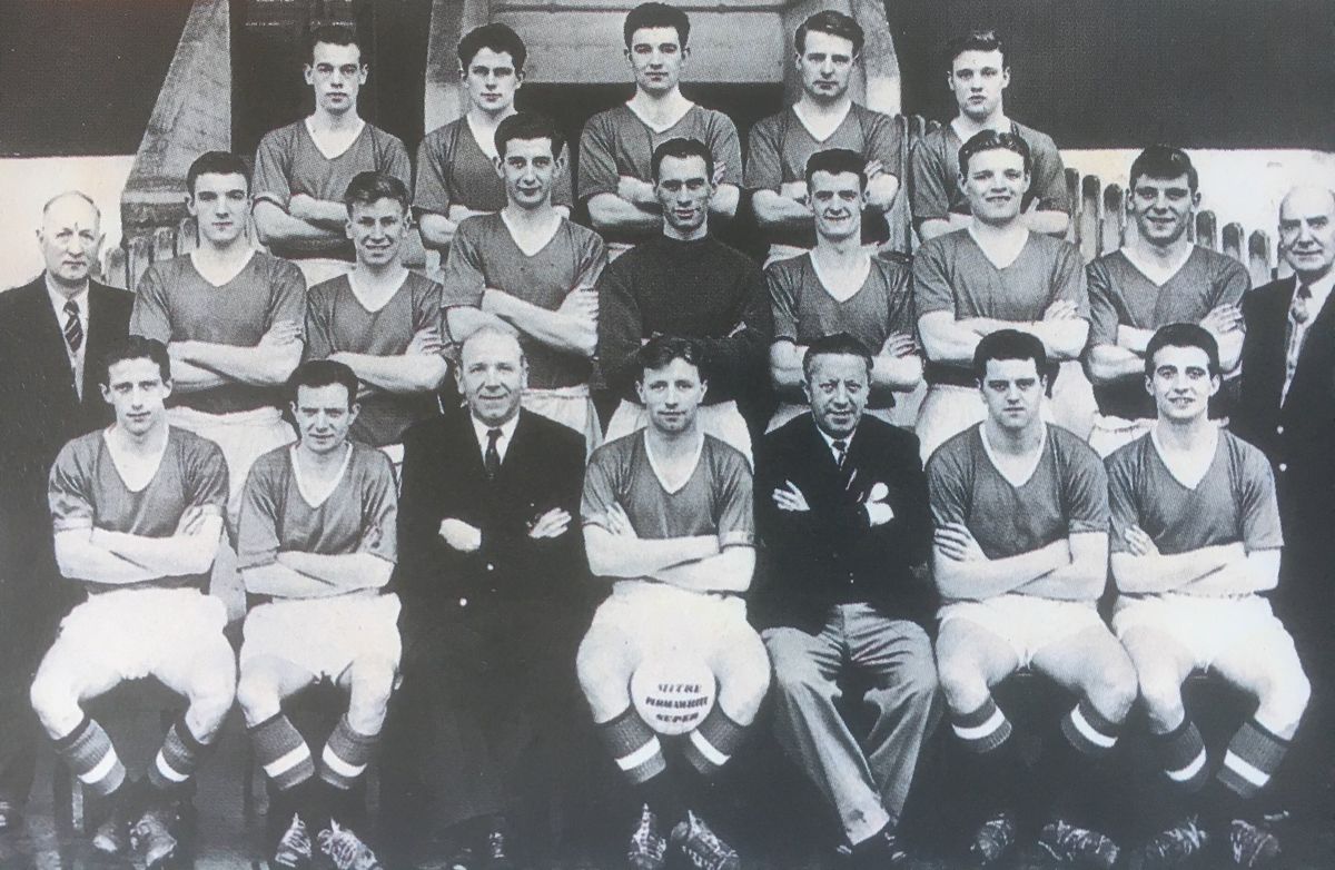 Los Busby Babes, antes de viajar a Belgrado. De izquierda a derecha, arriba: Colin Webster, Wilf McGuinness, Jackie Blanchflower, John Doherty, y Eddie Colman. En el medio: Tom Curry (entrenador asistente), Bill Foulkes, Bobby Charlton, Fred Goodwin, Ray Wood, Billy Whelan, Mark Jones, Duncan Edwards, y Bill Inglis (asistente). Debajo: Dennis Viollet, John Berry, Matt Busby (entrenador principal y manager), Roger Byrne, Jimmy Murphy (entrenador asistente), Tommy Taylor, y David Pegg. Los Busby Babes, antes de viajar a Belgrado. De izquierda a derecha, arriba: Colin Webster, Wilf McGuinness, Jackie Blanchflower, John Doherty, y Eddie Colman. En el medio: Tom Curry (entrenador asistente), Bill Foulkes, Bobby Charlton, Fred Goodwin, Ray Wood, Billy Whelan, Mark Jones, Duncan Edwards, y Bill Inglis (asistente). Debajo: Dennis Viollet, John Berry, Matt Busby (entrenador principal y manager), Roger Byrne, Jimmy Murphy (entrenador asistente), Tommy Taylor, y David Pegg.