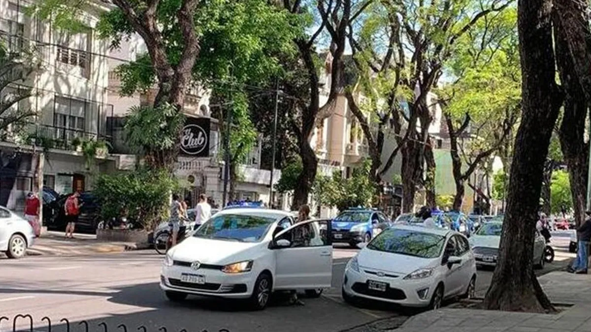 Minutos antes de las 16:00, el agresor subió hasta el primer piso de la escuela de danza donde se desarrollaba una clase y atacó a una de las profesoras