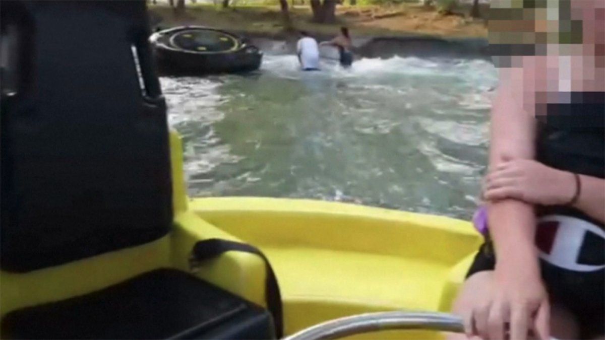 Se dio vuelta un bote en un parque de diversiones: murió un nene tras quedar atrapado con el cinturón de seguridad