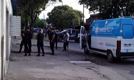 Durante la noche de este sábado falleció el bebé que fue baleado en barrio Godoy de la ciudad de Rosario, cuando estaba en brazos de su madre. La noticia fue confirmada por la directora del hospital de Niños Víctor J. Vilela, al que fue llevado el bebé en estado muy grave. Durante la noche de este sábado falleció el bebé que fue baleado en barrio Godoy de la ciudad de Rosario, cuando estaba en brazos de su madre. La noticia fue confirmada por la directora del hospital de Niños Víctor J. Vilela, al que fue llevado el bebé en estado muy grave.