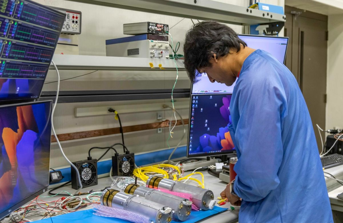 Barjatya inspecciona las subcargas, que serán expulsadas del cohete en pleno vuelo. Las subcargas transportan los sensores de densidad de plasma, densidad neutra y campo magnético.