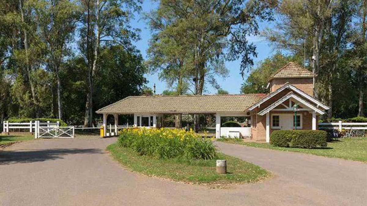 Una niña de 8 años murió mientras practicaba telas en una cama elástica en el patio de su casa