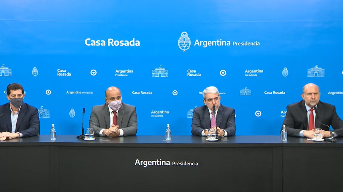 En la conferencia de prensa estuvieron presentes los ministros Aníbal Fernández y Eduardo Wado de Pedro