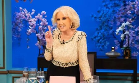 Mirtha Legrand regresó a su programa tras superar una bronquitis, aunque admitió que no se siente recuperada del todo. Mirtha Legrand regresó a su programa tras superar una bronquitis, aunque admitió que no se siente recuperada del todo.