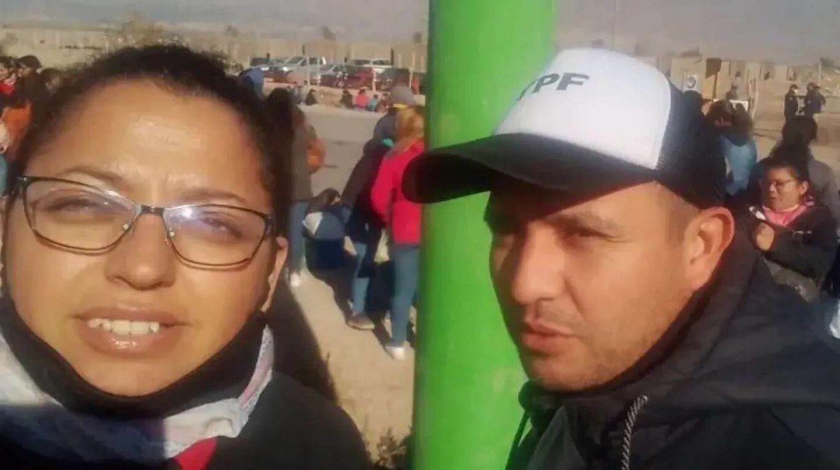 Fueron a llevarle una carta a Alberto Fernández en San Juan y un camión los embistió en la ruta: él murió y ella está grave