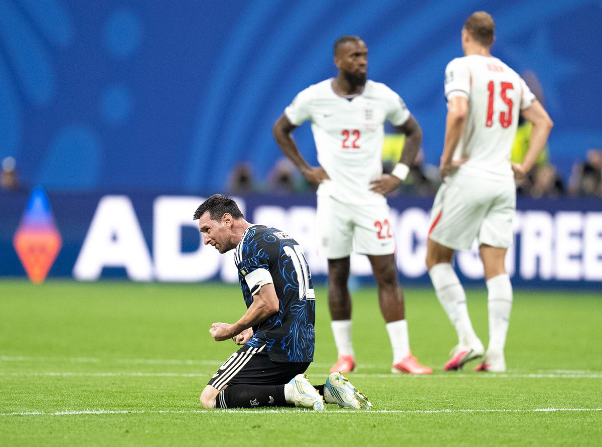 Argentina borró a Inglaterra con un segundo tiempo a puro corazón y jugará la final del mundo ante España
