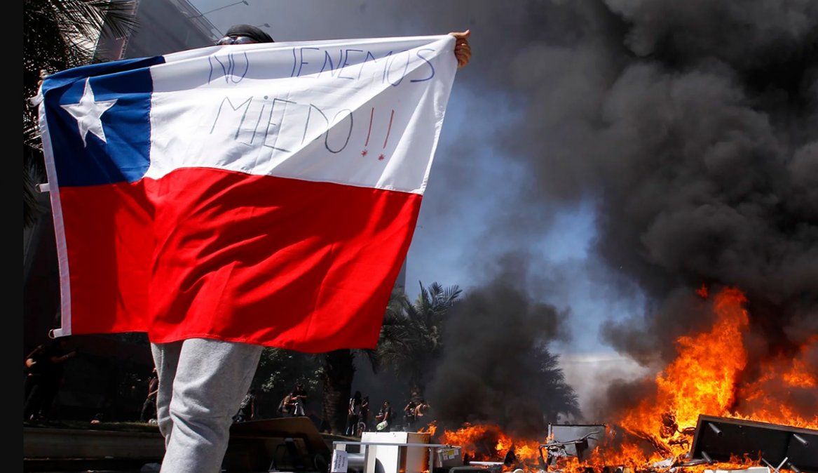 Saqueos, incendios y barricadas: siguen los enfrentamientos y protestas en las calles de Chile