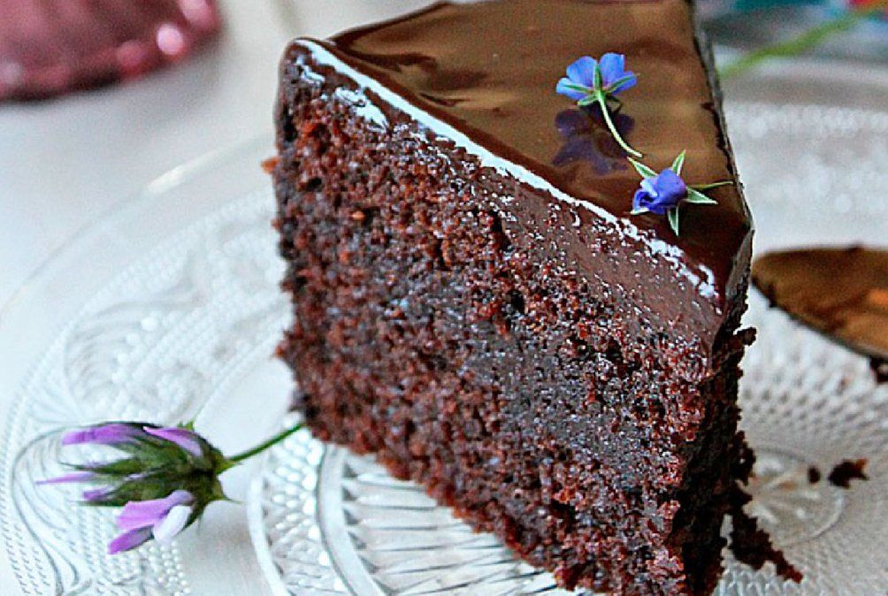 Torta húmeda de chocolate decorada