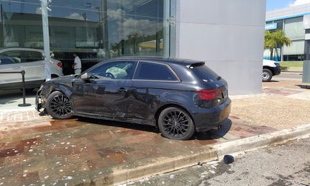 Lucas Acosta, arquero de Lanús, chocó con su auto en la madrugada de este domingo en una concesionaria de Córdoba. Lucas Acosta, arquero de Lanús, chocó con su auto en la madrugada de este domingo en una concesionaria de Córdoba.