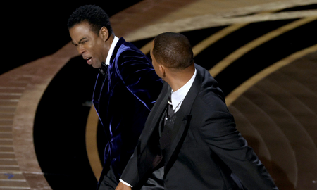 Chris Rock bromeó sobre el aspecto de Jada Pinkett Smith, quien sufre de alopecia, y Will Smith le pegó un cachetazo y lo insultó. Chris Rock bromeó sobre el aspecto de Jada Pinkett Smith, quien sufre de alopecia, y Will Smith le pegó un cachetazo y lo insultó.