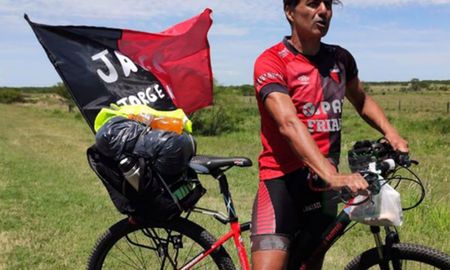 Jorge Nini, hincha de Colón que se va a Paraguay en bicicleta Jorge Nini, hincha de Colón que se va a Paraguay en bicicleta