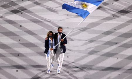 Santiago Lange y Cecilia Carranza fueron los abanderados de Argentina en la ceremonia inaugural de los Juegos Olímpicos de Tokio. Santiago Lange y Cecilia Carranza fueron los abanderados de Argentina en la ceremonia inaugural de los Juegos Olímpicos de Tokio.