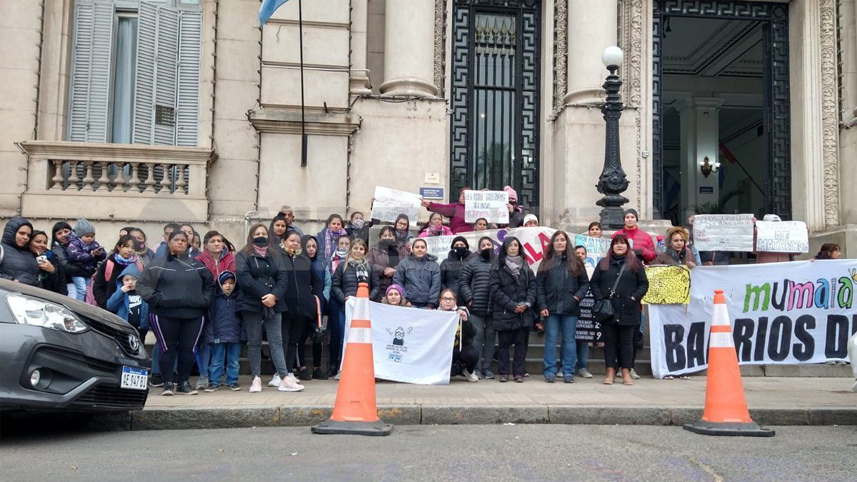 La intención de la manifestación fue visibilizar una problemática que, según informaron, viene creciendo en la provincia: las muertes de mujeres, niñas y adolescentes en contextos de violencias urbanas.