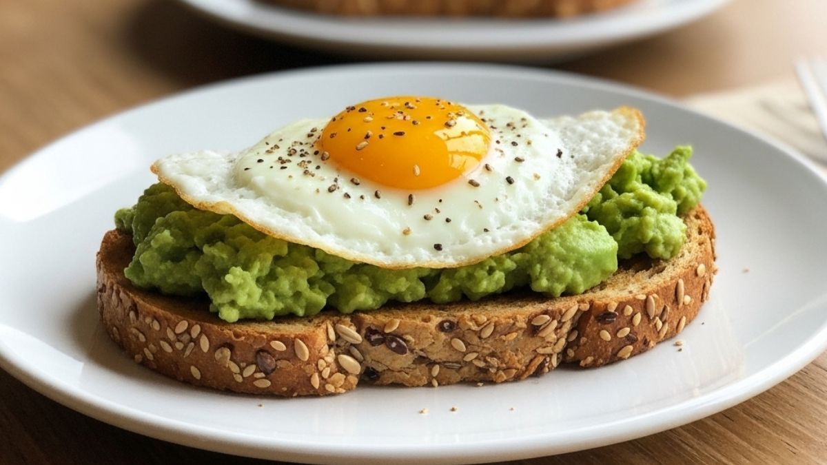Tostadas integrales con palta y huevo: merienda rápida y saludable de octubre. Tostadas integrales con palta y huevo: merienda rápida y saludable de octubre.