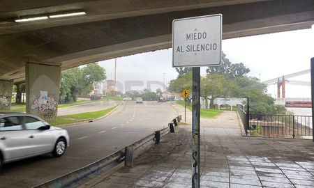 El cartel con la leyenda Miedo al silencio apareció intervenido el fin de semana sobre una señal de tránsito debajo del Viaducto Oroño. El cartel con la leyenda Miedo al silencio apareció intervenido el fin de semana sobre una señal de tránsito debajo del Viaducto Oroño.