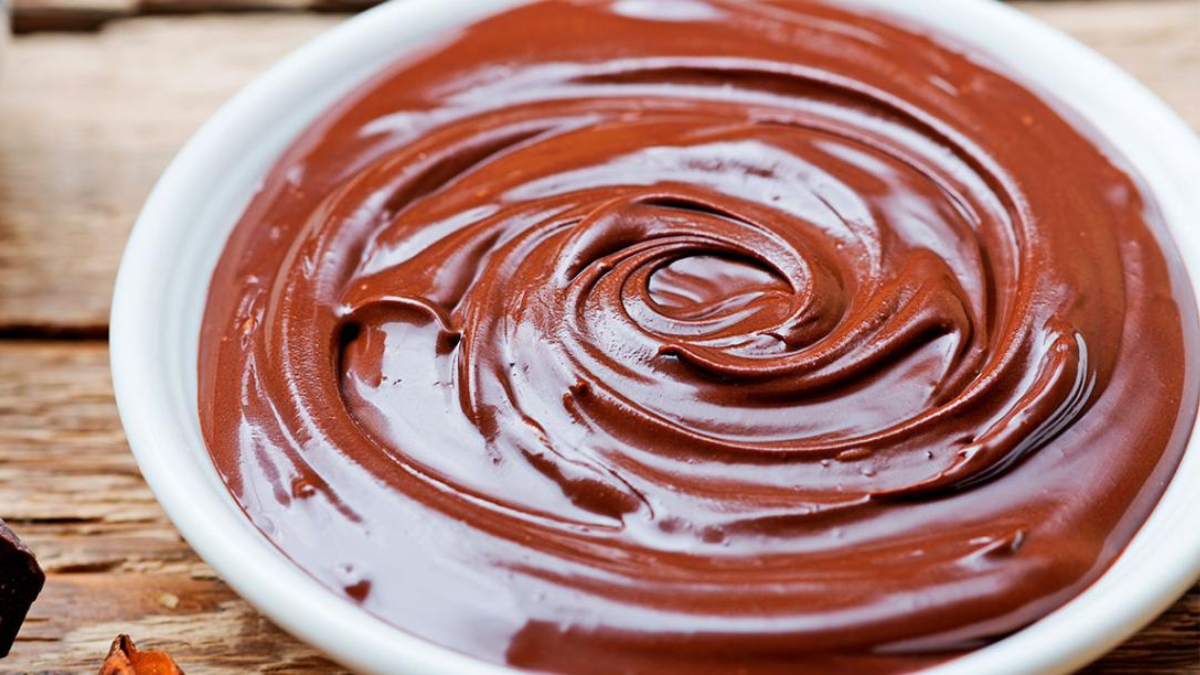 Cómo hacer crema pastelera de chocolate: una receta fácil y deliciosa para usar en todos tus postres