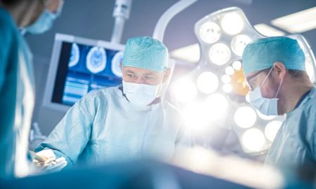 Neurocirujanos descubren que la risa calma a algunos pacientes durante la cirugía cerebral despierta