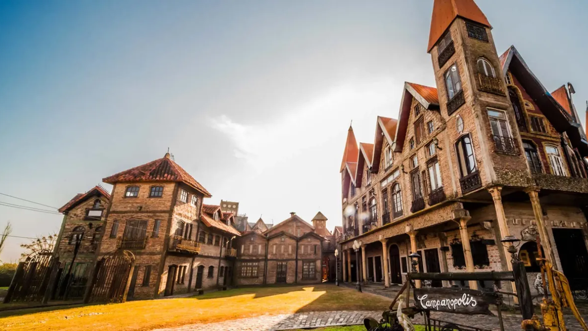 Campanópolis es una aldea medieval que deja maravillado a todos sus visitantes. Campanópolis es una aldea medieval que deja maravillado a todos sus visitantes.