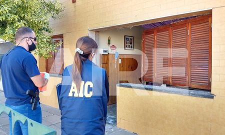 Los vecinos dijeron que no oyeron nada sobre lo que ocurrió, pese a que la entradera dejó señales de violencia. Los vecinos dijeron que no oyeron nada sobre lo que ocurrió, pese a que la entradera dejó señales de violencia.
