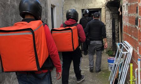 Imagen ilustrativa. La recreación muestra un operativo policial con agentes caracterizados como repartidores de delivery para representar la modalidad utilizada durante el allanamiento realizado en Rosario. Imagen ilustrativa. La recreación muestra un operativo policial con agentes caracterizados como repartidores de delivery para representar la modalidad utilizada durante el allanamiento realizado en Rosario.