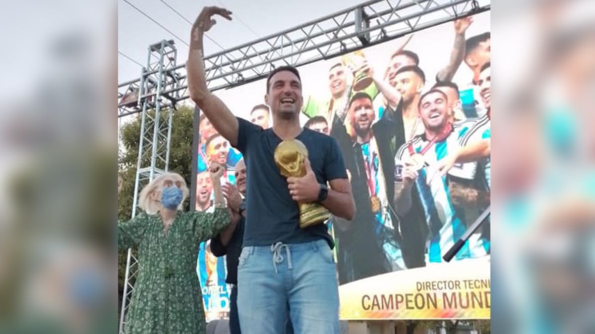 Lionel Scaloni fue homenajeado al llegar a Pujato tras la obtención de la Copa del Mundo.