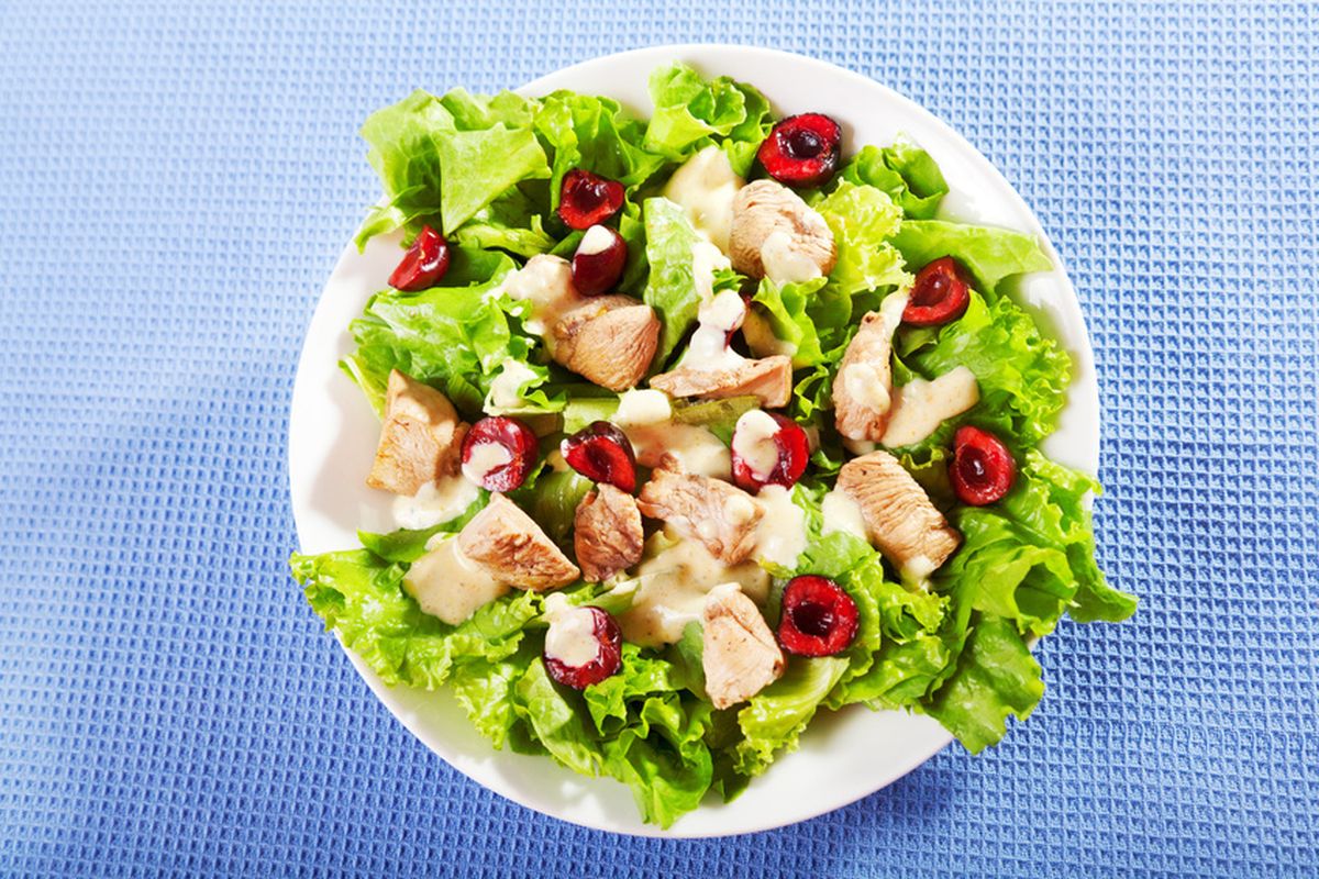 provecha los beneficios de la vitamina A con esta deliciosa receta de ensalada de cerezas y pollo provecha los beneficios de la vitamina A con esta deliciosa receta de ensalada de cerezas y pollo