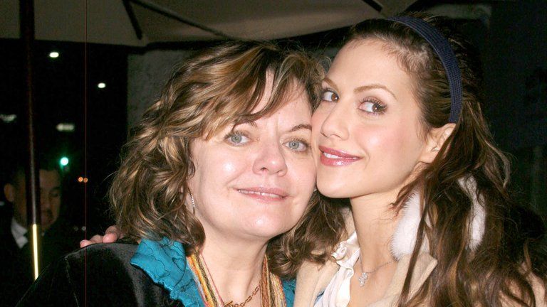 Después del fallecimiento de la actriz, el padre de Brittany Murphy culpó a Sharon, su madre.