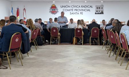 La reunión de Unidos para Cambiar Santa Fe se realizó en el Comité Provincial de la UCR, en la ciudad de Santa Fe. La reunión de Unidos para Cambiar Santa Fe se realizó en el Comité Provincial de la UCR, en la ciudad de Santa Fe.