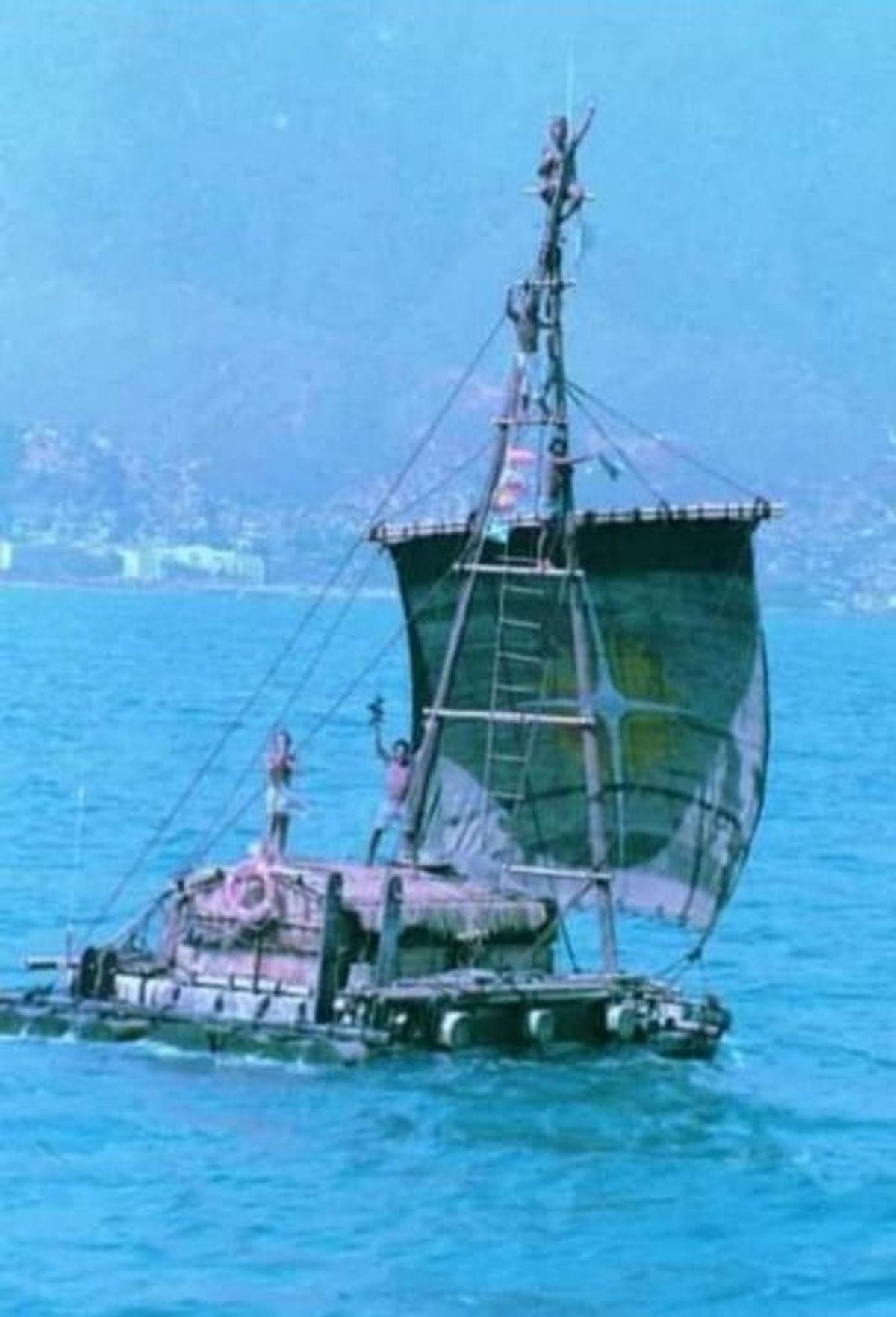 En la mañana del jueves 12 de julio de 1984, miles de personas se agolparon en el puerto de La Guaira, a 30 kilómetros de Caracas, para darles un cálido y largamente merecido recibimiento a los expedicionarios. “Todos los barcos hacían sonar sus sirenas saludando nuestra balsa”, recordó Jorge Iriberri. En la mañana del jueves 12 de julio de 1984, miles de personas se agolparon en el puerto de La Guaira, a 30 kilómetros de Caracas, para darles un cálido y largamente merecido recibimiento a los expedicionarios. “Todos los barcos hacían sonar sus sirenas saludando nuestra balsa”, recordó Jorge Iriberri.
