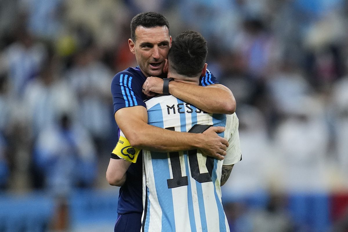 Lionel Scaloni destacó la figura de Lionel Messi por la influencia que tiene en sus compañeros de la Selección Argentina.
