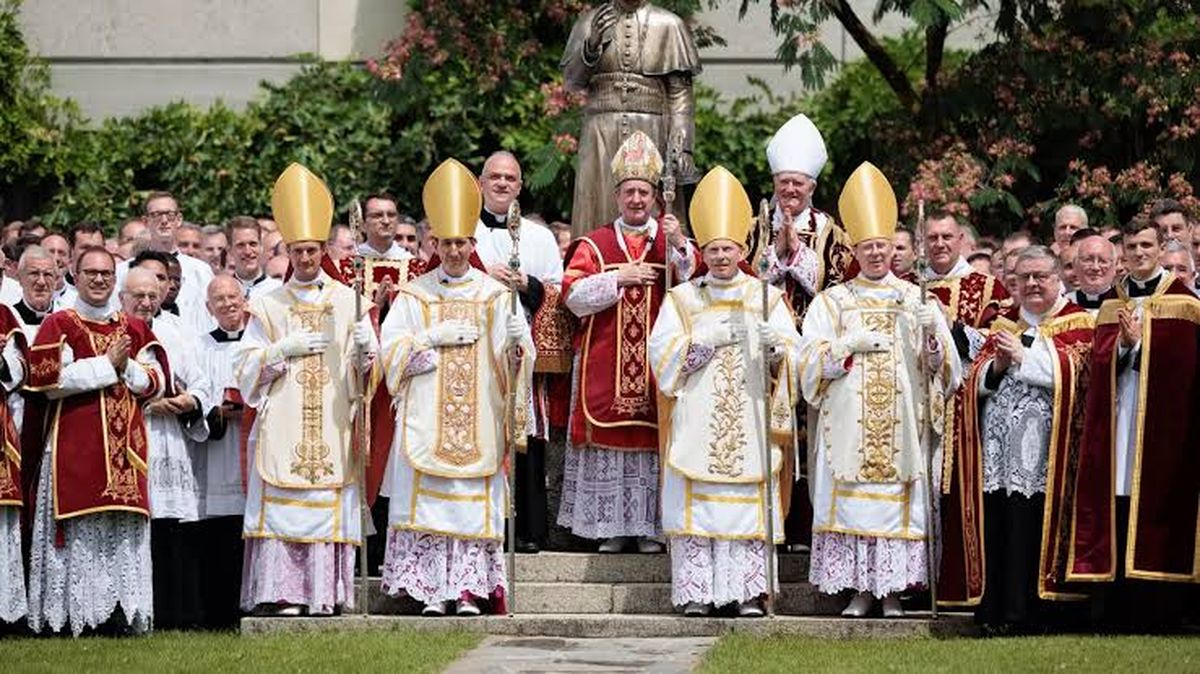 La nota explicativa, muy dura, siguió afirmando que, de ahora en más, “los ministros sagrados pertenecientes a la FSSPX, están en cisma y deben por lo tanto ser considerados cismáticos, resultando sujetos a la excomunión prevista por el derecho”. La nota explicativa, muy dura, siguió afirmando que, de ahora en más, “los ministros sagrados pertenecientes a la FSSPX, están en cisma y deben por lo tanto ser considerados cismáticos, resultando sujetos a la excomunión prevista por el derecho”.