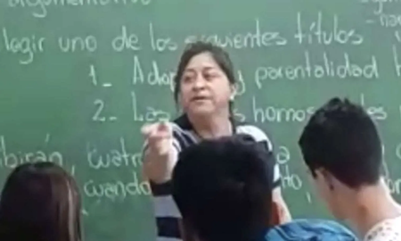 Una mamá entró al aula y agarró a trompadas a un alumno que le hacía bullying a su hijo Una mamá entró al aula y agarró a trompadas a un alumno que le hacía bullying a su hijo