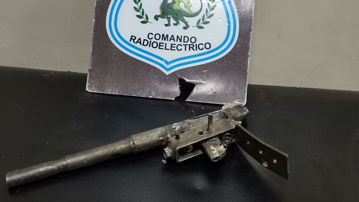 Se estima que el arma se le colocó en la parte delantera de la pelvis.