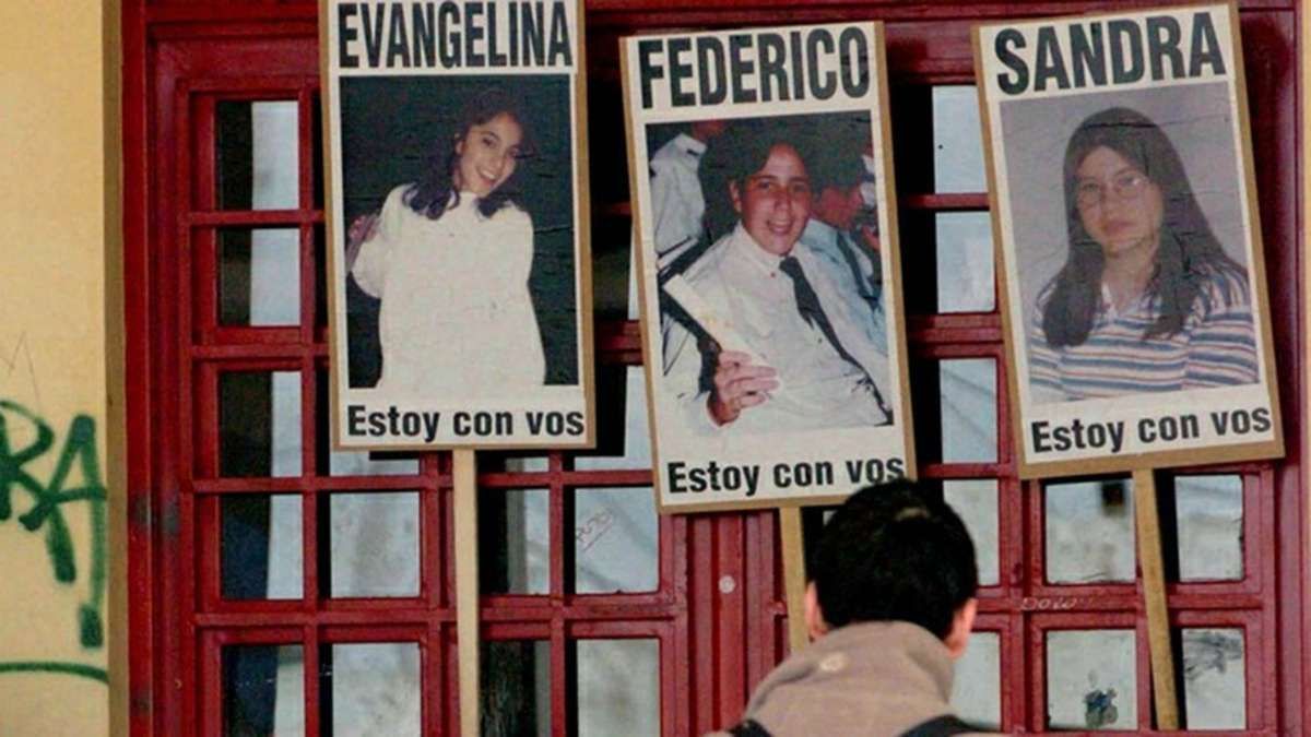 Sandra Núñez, Evangelina Miranda y Federico Ponce: tres nombres que se convirtieron en un símbolo de la lucha contra la violencia escolar tras ser asesinados en Carmen de Patagones. Sandra Núñez, Evangelina Miranda y Federico Ponce: tres nombres que se convirtieron en un símbolo de la lucha contra la violencia escolar tras ser asesinados en Carmen de Patagones. 