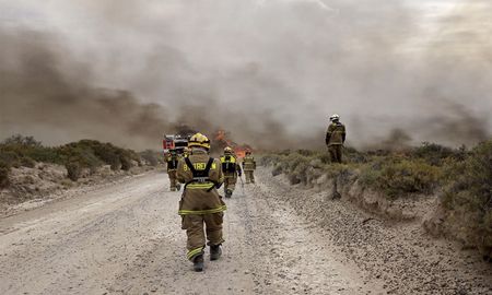 Miles de hectáreas fueron arrasadas ya por los incendios que desde hace varios días azotan a diversos puntos del sur argentino, mientras la situación tiende a complicarse en la zona de Puerto Madryn, donde las llamas avanzaban hacia Península Valdés. Miles de hectáreas fueron arrasadas ya por los incendios que desde hace varios días azotan a diversos puntos del sur argentino, mientras la situación tiende a complicarse en la zona de Puerto Madryn, donde las llamas avanzaban hacia Península Valdés.