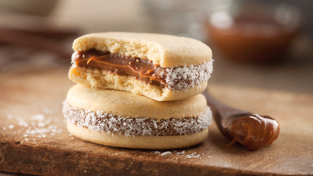 La receta fácil de los alfajores de maicena para hacer en casa. La receta fácil de los alfajores de maicena para hacer en casa.