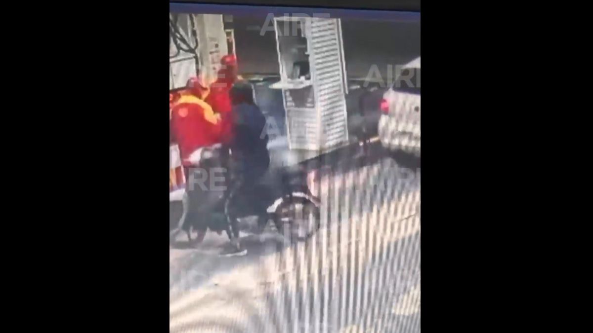 El delincuente llegó en moto, simuló portar un arma y escapó con la recaudación del playero en menos de 10 segundos. El asalto quedó registrado por las cámaras de seguridad de la estación de servicio.