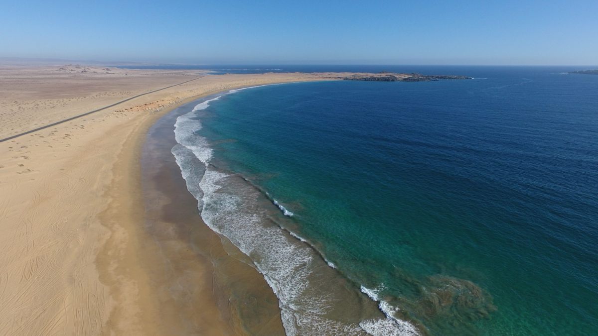 Bahía Cisne suma acción y naturaleza para quienes prefieren deportes acuáticos y aventuras en plena costa chilena. Bahía Cisne suma acción y naturaleza para quienes prefieren deportes acuáticos y aventuras en plena costa chilena.